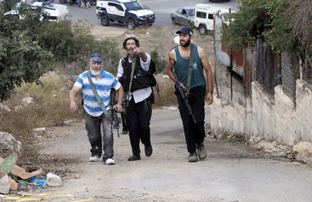 إصابة فلسطيني في هجوم للمستوطنين بالضفة الغربية